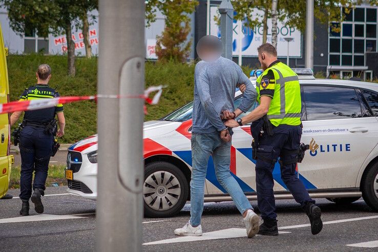In beeld: Maserati crasht na politieachtervolging in Zwolle, chaos in Aa-landen en zes gewonden (video)
