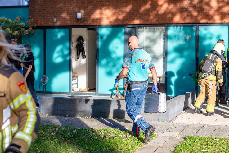 Vrouw loopt brandwonden op in woning in Zwolle