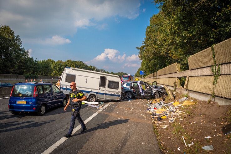 In beeld: Ravage op A28 bij Staphorst na ongeval met caravan, twee gewonden