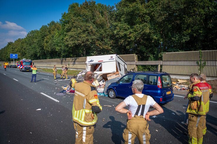 In beeld: Ravage op A28 bij Staphorst na ongeval met caravan, twee gewonden