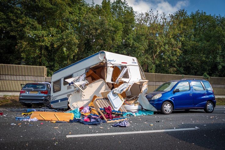 In beeld: Ravage op A28 bij Staphorst na ongeval met caravan, twee gewonden