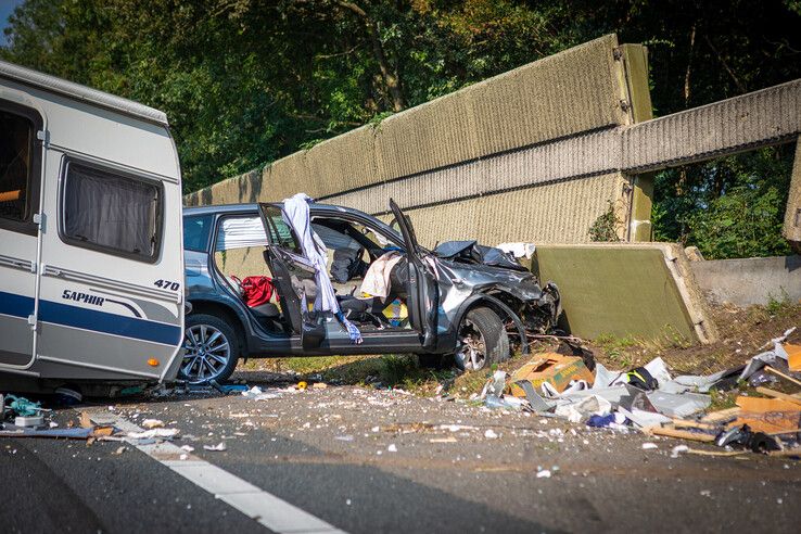 In beeld: Ravage op A28 bij Staphorst na ongeval met caravan, twee gewonden
