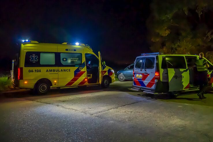 Bootje slaat om op de IJssel bij Zalk, man met spoed naar ziekenhuis