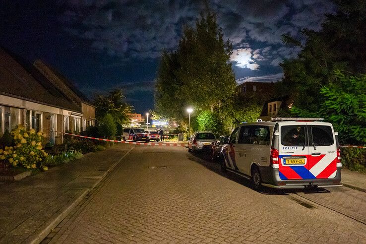 Politie doet onderzoek bij het IJsbaanpad in Kampen.