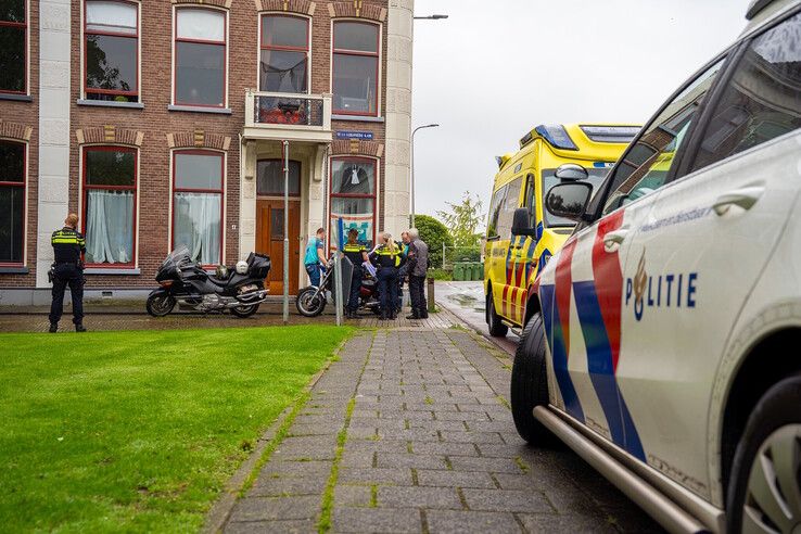 Ambulance en politie bij valpartij motorrijder in Kampen.