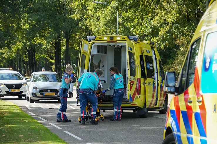 Ambulances bij ernstig ongeluk op de Apeldoornseweg in Hattem.