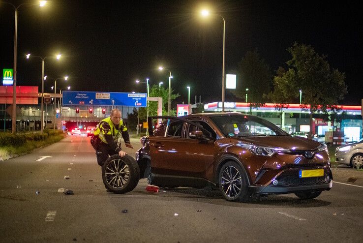 Auto met afgebroken achterwiel op Ceintuurbaan.