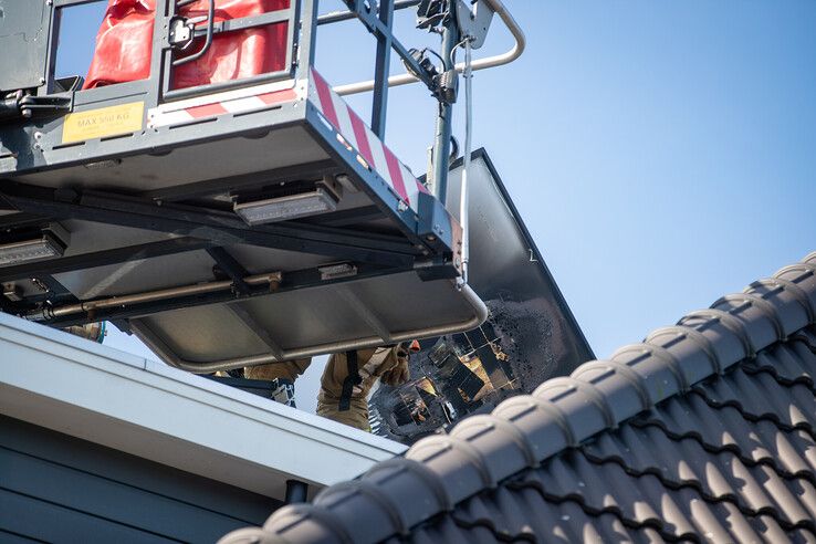 Zonnepaneel vat vlam op dak woning in Zwolle