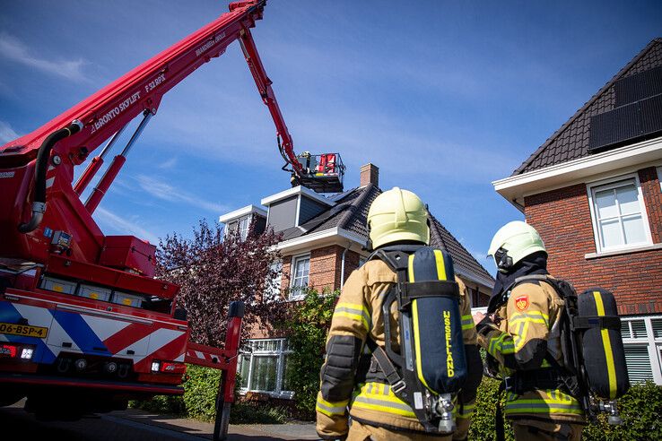 Zonnepaneel vat vlam op dak woning in Zwolle