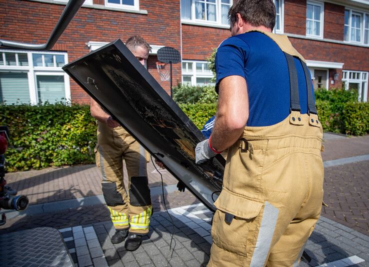 Zonnepaneel vat vlam op dak woning in Zwolle