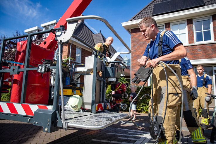 Zonnepaneel vat vlam op dak woning in Zwolle