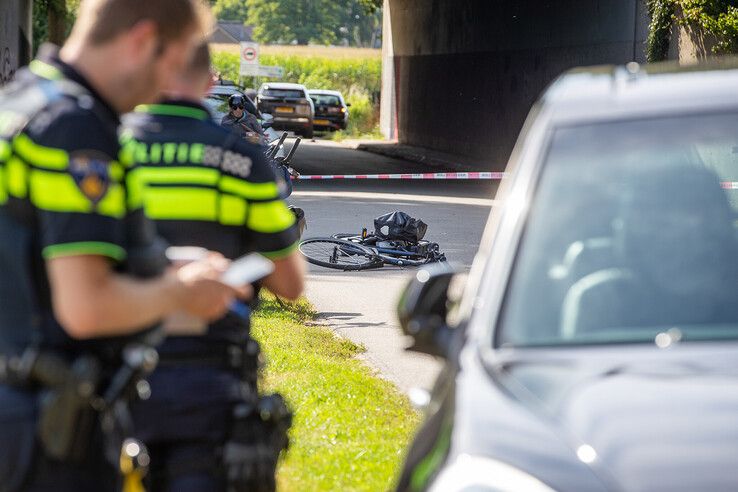Fietsster zwaargewond na aanrijding met auto in Hattem