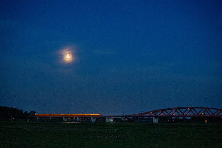 De bloedmaan was goed te zien in Hattem, ondanks sluierbewolking.