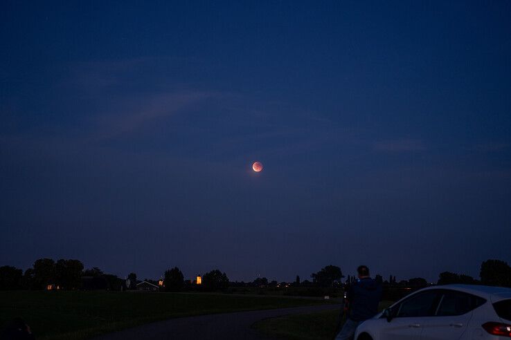 Bloedmaan zorgt voor bijzonder schouwspel boven IJsseldelta