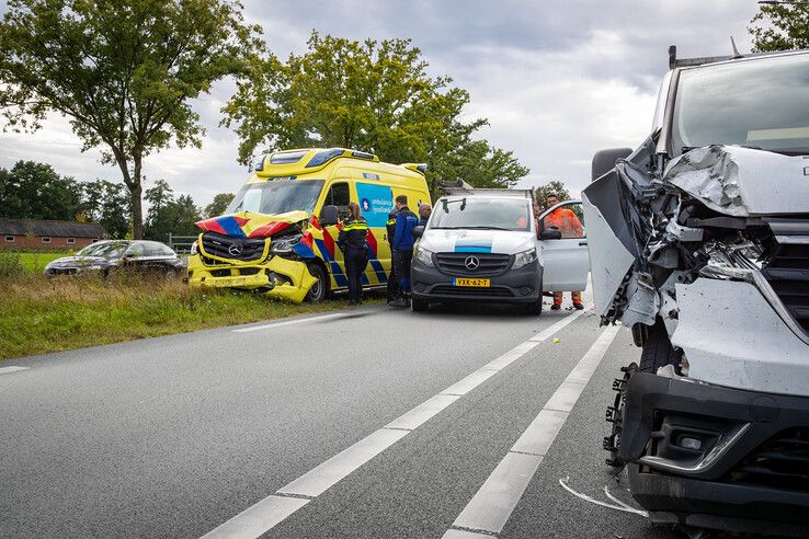 Gewonde bij kop-staartbotsing met ambulance op Hessenweg in Dalfsen.