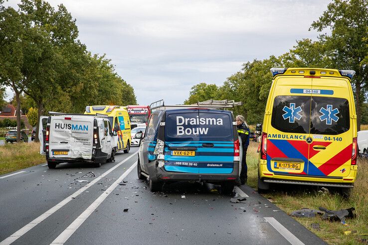 Gewonde bij kop-staartbotsing met ambulance in Dalfsen
