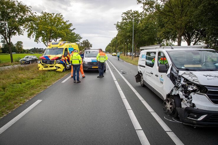 Gewonde bij kop-staartbotsing met ambulance in Dalfsen