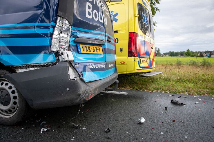 Gewonde bij kop-staartbotsing met ambulance in Dalfsen