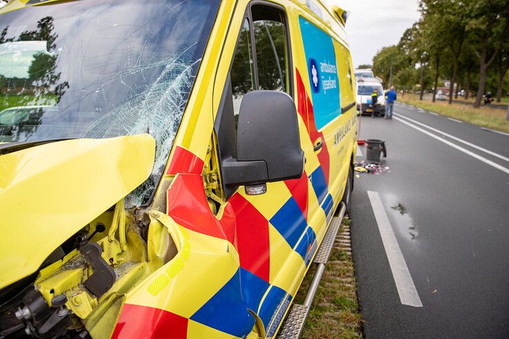 Gewonde bij kop-staartbotsing met ambulance in Dalfsen