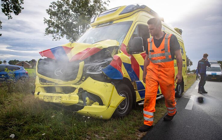 Gewonde bij kop-staartbotsing met ambulance in Dalfsen
