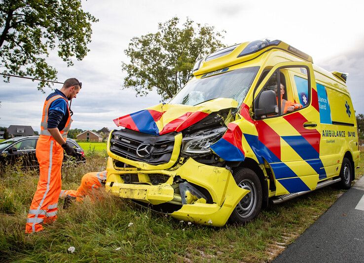Gewonde bij kop-staartbotsing met ambulance in Dalfsen
