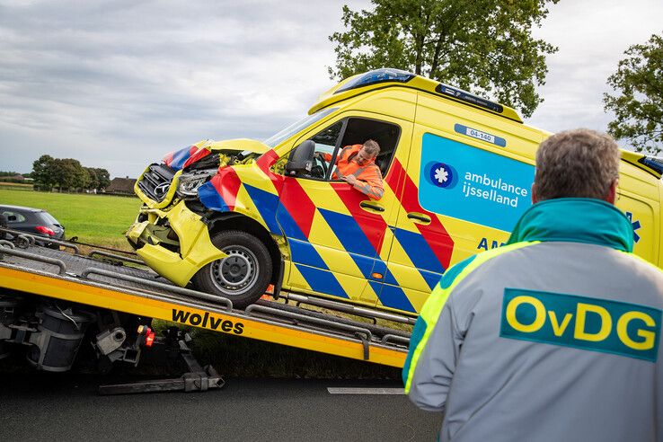 Gewonde bij kop-staartbotsing met ambulance in Dalfsen