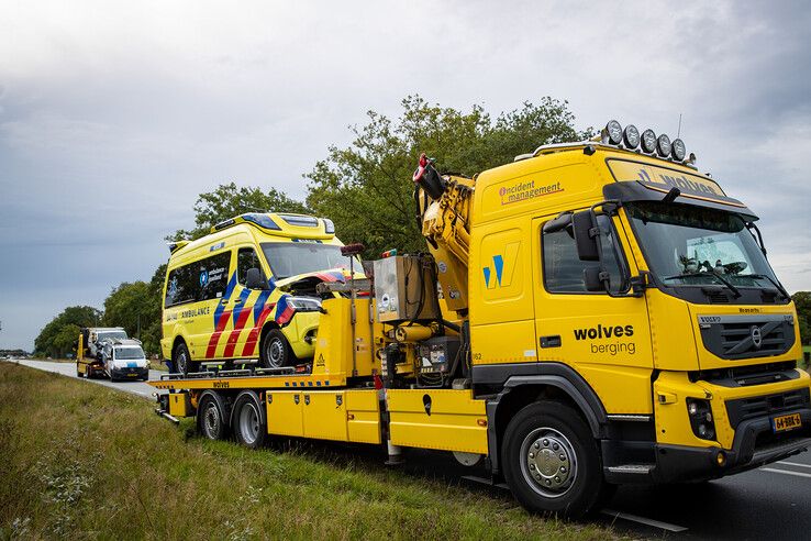 Gewonde bij kop-staartbotsing met ambulance in Dalfsen