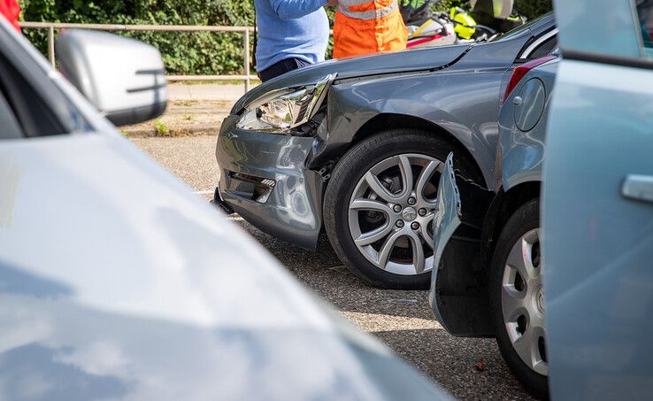 Drie auto’s botsen op kruising Middelweg in Zwolle, geen gewonden