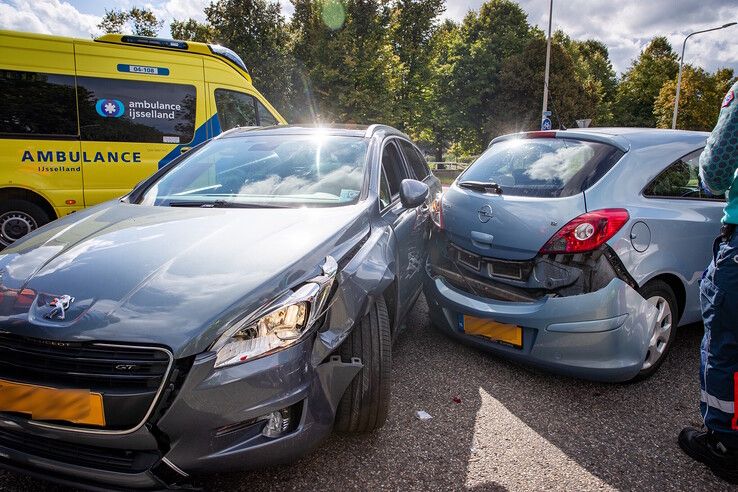 Drie auto's botsten op elkaar op de kruising in Zwolle.