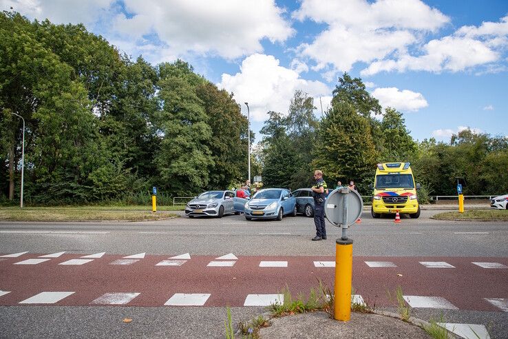 Drie auto’s botsen op kruising Middelweg in Zwolle, geen gewonden