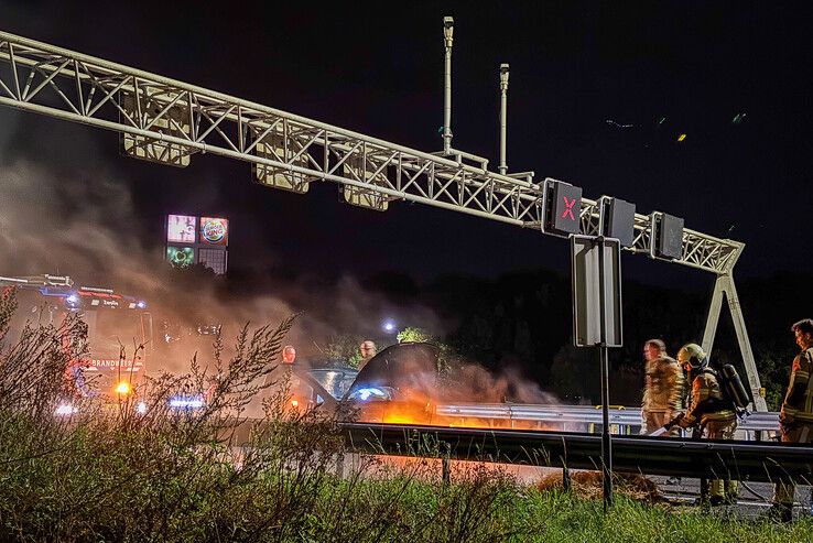 Autobrand door hooi op snelweg in Zwolle.