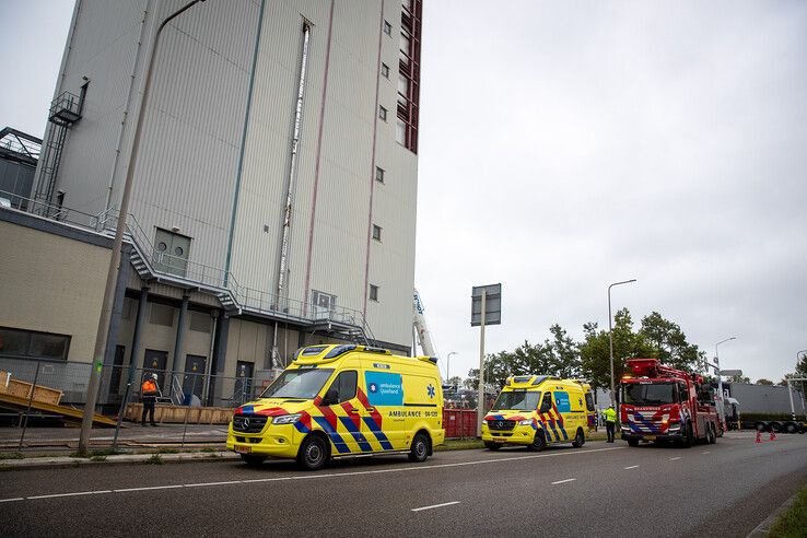 Brandweer en hijskraan ingezet voor redding patiënt op grote hoogte in Zwolle