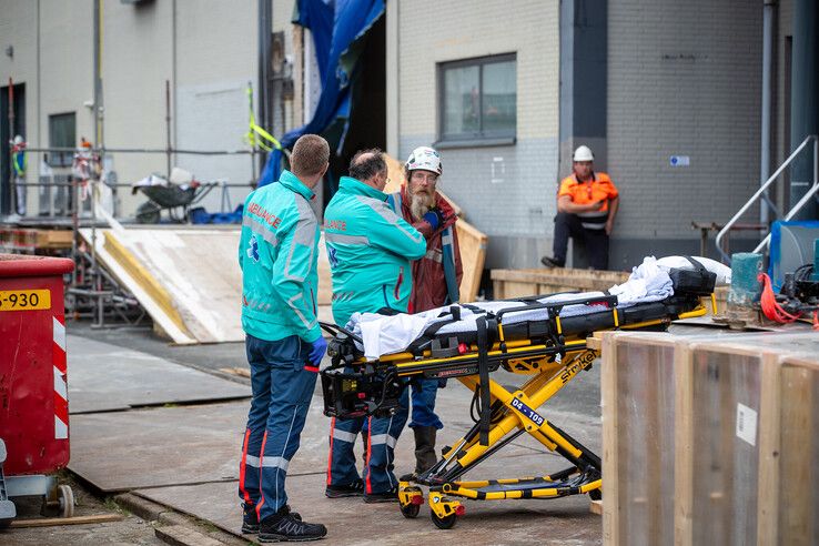 Brandweer en hijskraan ingezet voor redding patiënt op grote hoogte in Zwolle