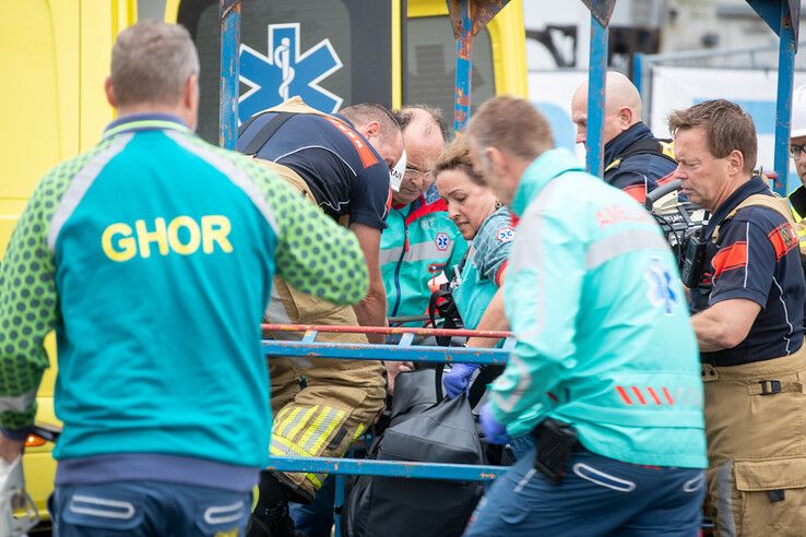 Brandweer en hijskraan ingezet voor redding patiënt op grote hoogte in Zwolle