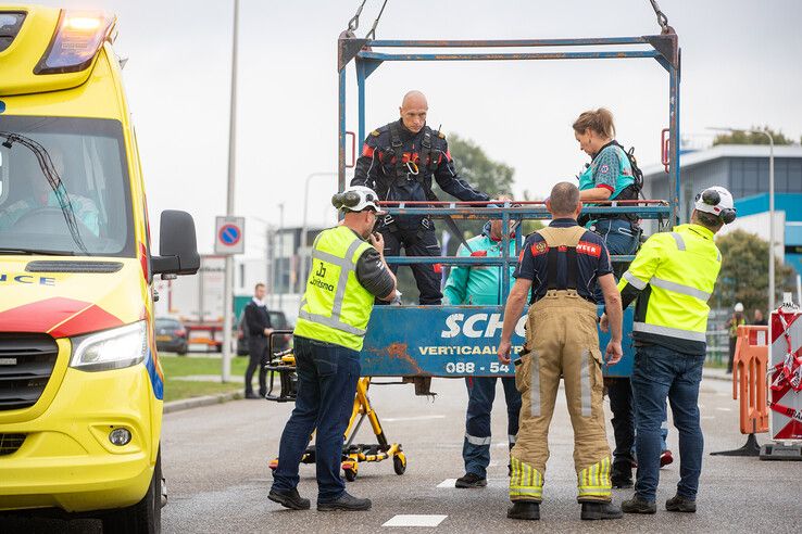 Brandweer en hijskraan ingezet voor redding patiënt op grote hoogte in Zwolle