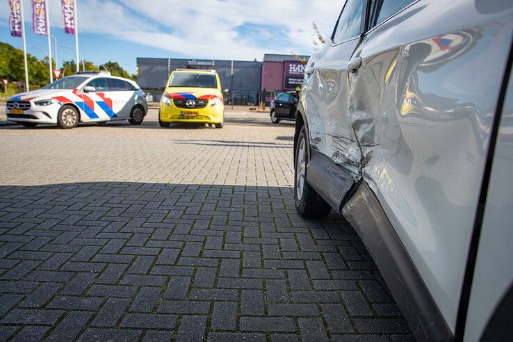 Flinke schade na botsing op Westenholterallee in Zwolle.