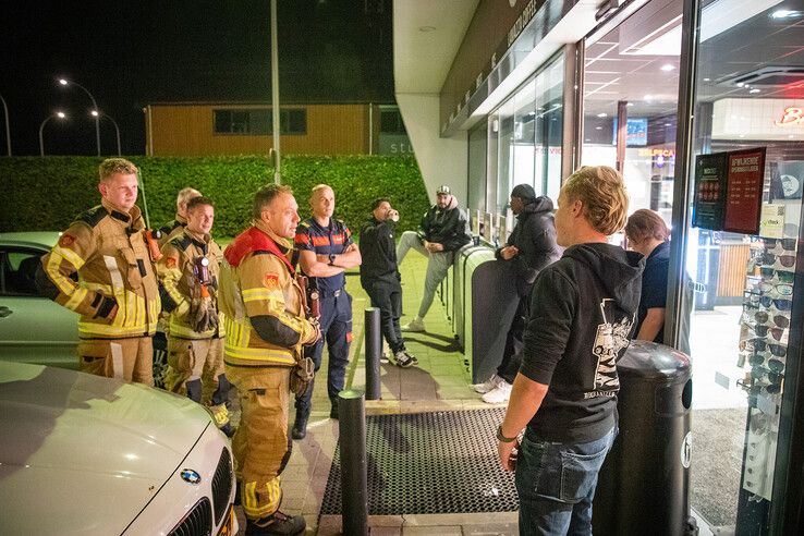 Man met hand vast onder veiligheidsglas bij kassa in Zwols tankstation