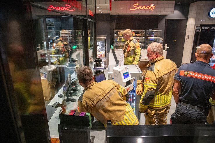 Brandweer in tankstation in Zwolle na melding over de beknelde klant.