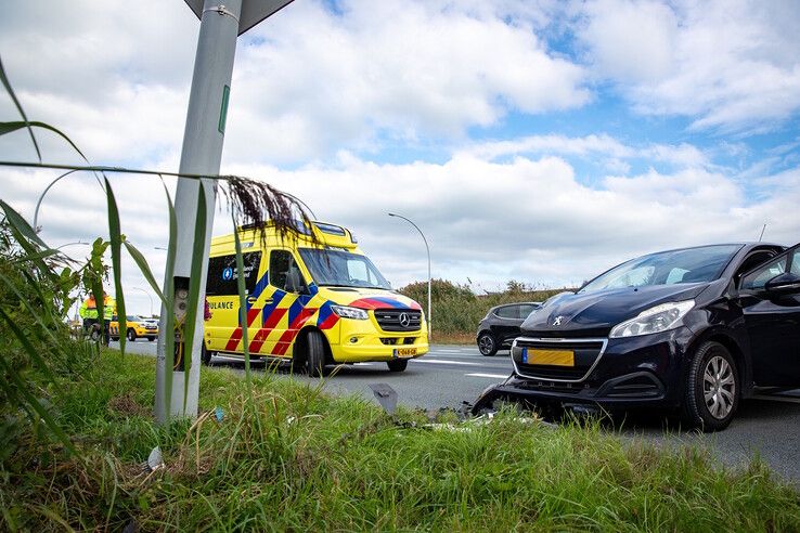 De auto botste tegen een lantaarnpaal op de Hasselterweg in Zwolle.