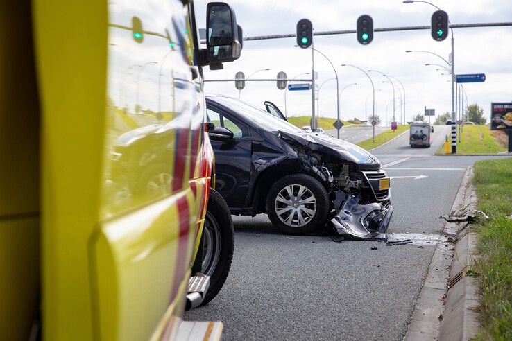 Auto knalt tegen lantaarnpaal in Zwolle