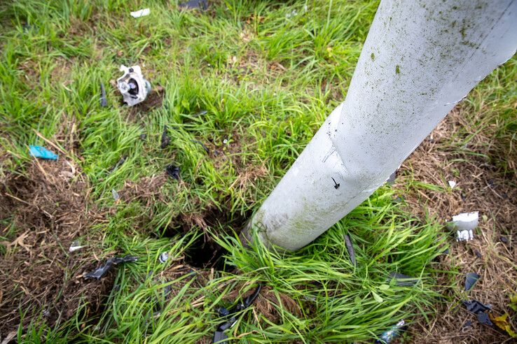 Auto knalt tegen lantaarnpaal in Zwolle