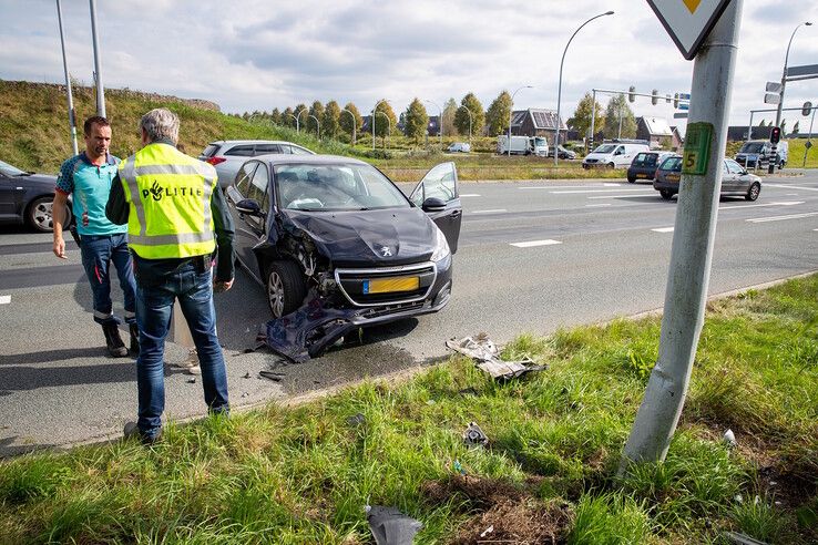 Auto knalt tegen lantaarnpaal in Zwolle