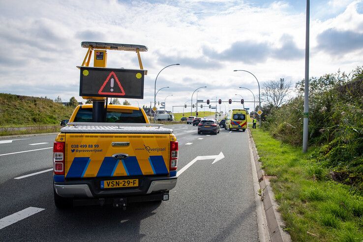 Auto knalt tegen lantaarnpaal in Zwolle