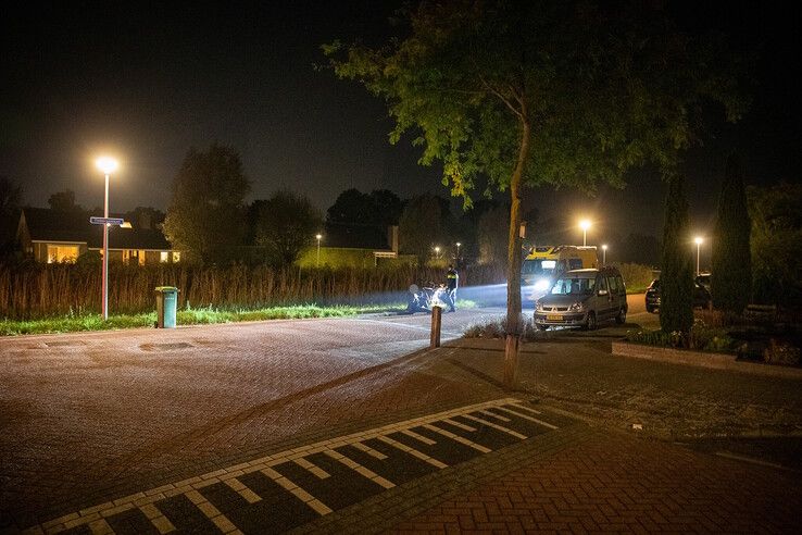 Fietsers botsen in Zwolle, vrouw gewond naar ziekenhuis
