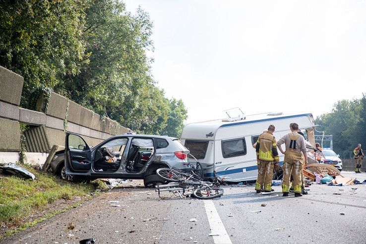 In beeld: Ravage op A28 bij Staphorst na ongeval met caravan, twee gewonden