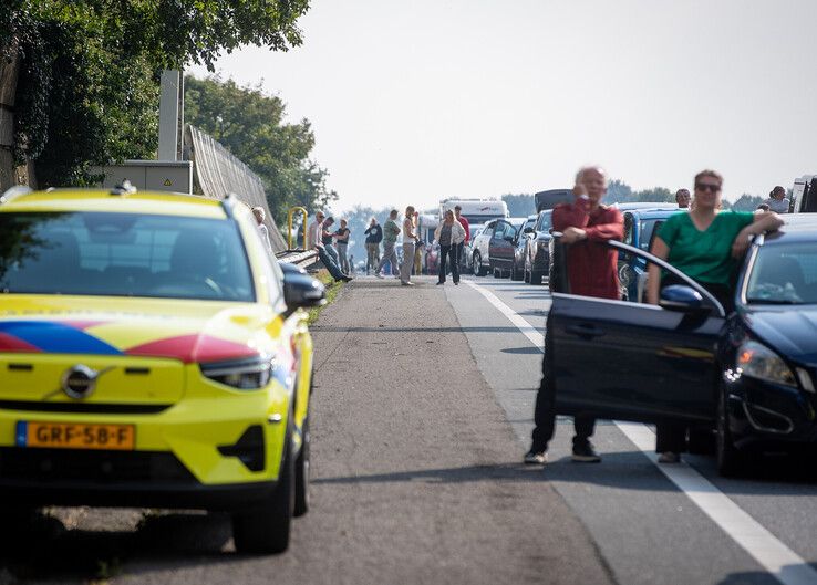 In beeld: Ravage op A28 bij Staphorst na ongeval met caravan, twee gewonden