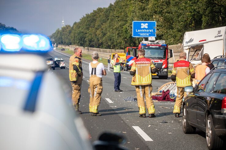 In beeld: Ravage op A28 bij Staphorst na ongeval met caravan, twee gewonden
