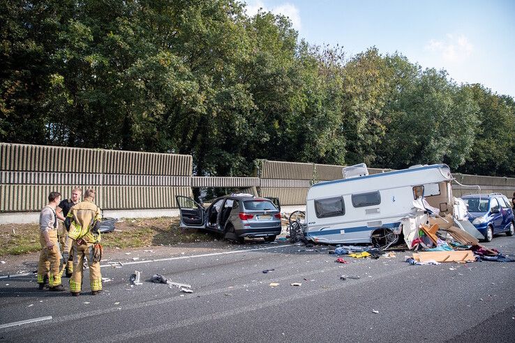 In beeld: Ravage op A28 bij Staphorst na ongeval met caravan, twee gewonden