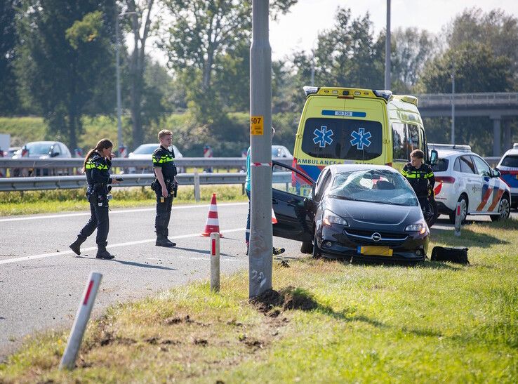 De auto sloeg over de kop op de A50 bij Hattemerbroek.