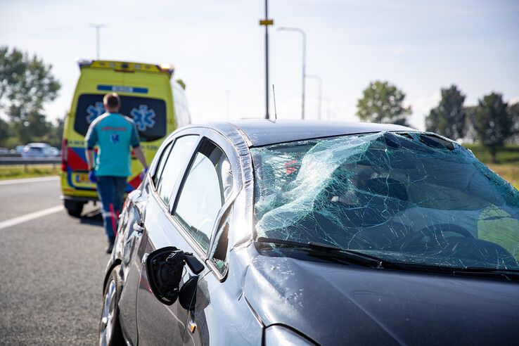 Auto slaat over de kop op A50 bij Hattemerbroek